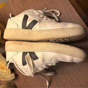 VEJA SNEAKERS